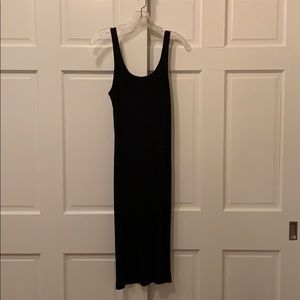 Ribbed midi dress in black.